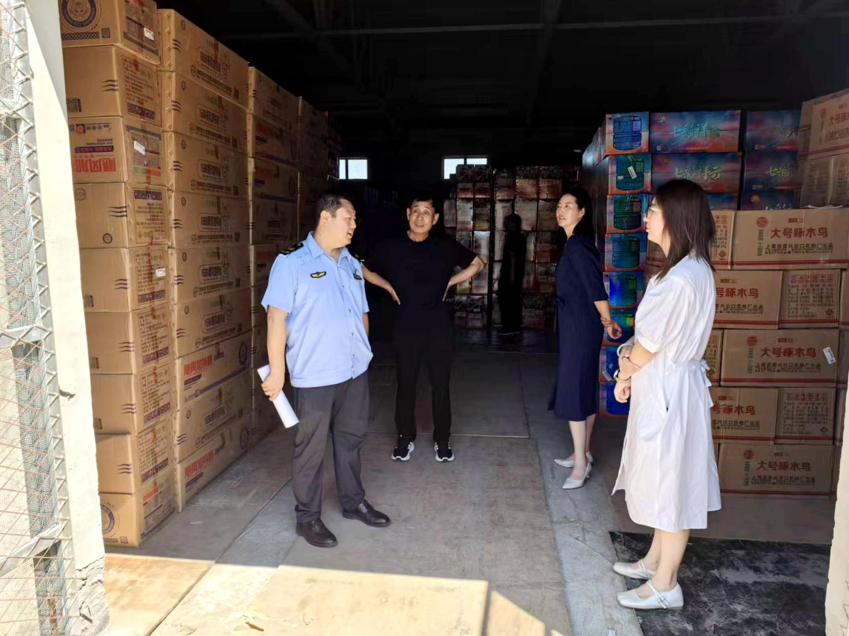 图片1巴林右旗应急管理局聘请行业专家对烟花爆竹批发企业进行检查.jpg